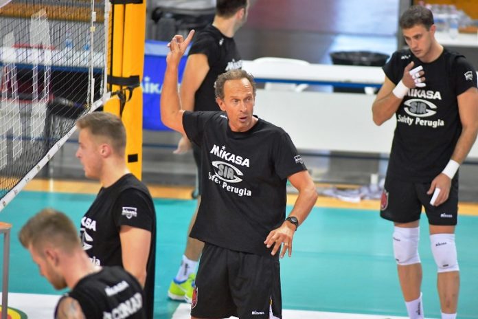 Bernardi (allenamento) Bernardi ringrazia i tifosi esibendosi come arbitro