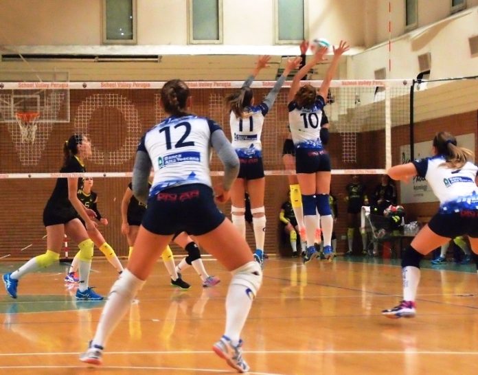 Attacco di Castellucci - muro di Grosso e Bartolini Limmi School Volley Perugia centra la prima vittoria