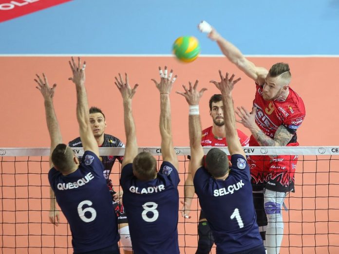 Zaytsev (attacco) - Quesque Gladyr Selcuk (muro) Sir: la sconfitta con Modena non lascia scorie