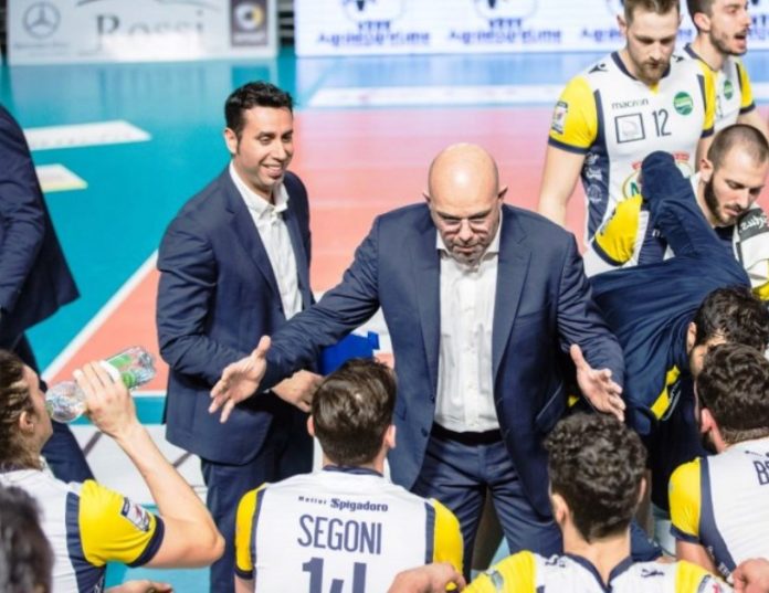 Luca Monti (time-out) Coach Monti: