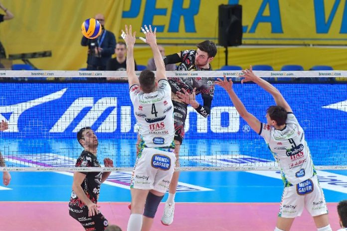 Anzani (attacco) - Kozamernik (muroi) La Sir rimonta, ma si perde nel finale