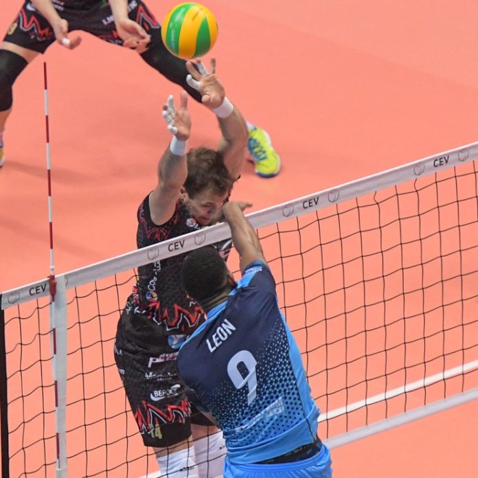Leon (attacco) - Atanadijevic (muro) La Sir si deve accontentare della finale di consolazione