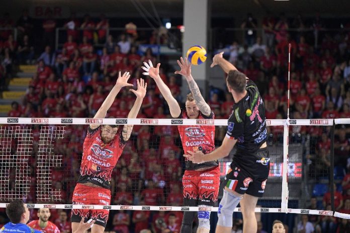 Sokolov (attacco) - De Cecco e Zaytsev (muro) Niente da fare, lo scudetto va a gara 5