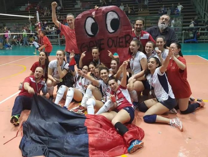 Festeggiamenti San Mariano Graficonsul San Mariano, Bentornata! Le corcianesi vincono gara 3 contro l’Azzurra Terni e conquistano la promozione in B2. Coach Farinelli: “Fatta la partita perfetta”