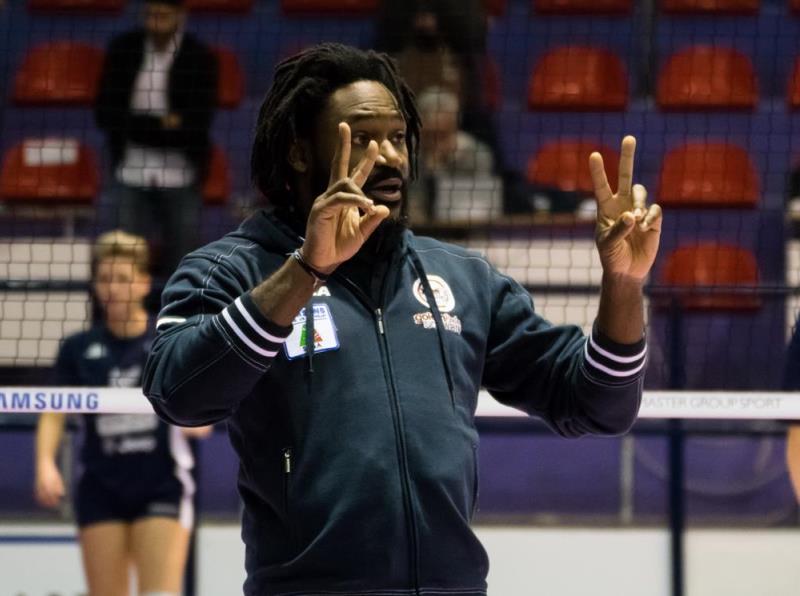 Patrizio Okechukwu La San Mariano Volley ‘continua’ con le giovani e si affida a Okechukwu. La società di Catia Loletto dà corso ad un nuovo progetto legato al vivaio in collaborazione con la School Volley. Al coach ex Casal de’ Pazzi sarà affidata la responsabilità tecnica delle formazioni under 16, 18 e serie D