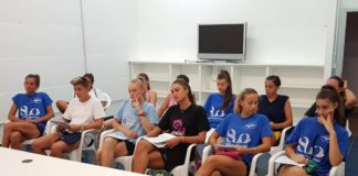 Un breve briefing, la successiva seduta mattutina con i pesi al PalaVolley e il trasferimento pomeridiano alle Piscine Pincardini di Sansepolcro per la parte da svolgere in acqua. È stato questo il menù del primo giorno di lavoro per il San Giustino Volley, in preparazione al prossimo campionato di Serie B1 femminile. “Lo spirito che ci guida è sempre lo stesso – ha commentato il confermato tecnico Marco Gobbini – ossia quello battagliero. Siamo reduci da una buona stagione, seppure costellata da difficoltà, ma dovremo dare qualcosa in più perché il girone C di quest’anno ha aumentato il proprio tasso tecnico: molte squadre si sono potenziate e indico Altino su tutte, anche se poi ci sono altre 5-6 formazioni di elevato livello”. Diversi volti nuovi, ma mai tante conferme come stavolta, soprattutto di atlete che hanno ben figurato la scorsa stagione. “E’ stato importante, a mio avviso, tenere Elisa Mezzasoma, Valentina Mearini e Silvia Tosti e creare un mix fra giovani al primo campionato da protagoniste e altre giocatrici che calcano i palcoscenici della B1 da più tempo”. All’aiuto allenatore Claudio Nardi, la domanda legata al punto debole evidenziato nell’ultimo campionato: riuscirà questa squadra a imporsi di più in trasferta? “Certamente, fuori casa non abbiamo brillato – ha detto Nardi – e quindi cercheremo di correggere questa pecca: dobbiamo ancora scoprire le caratteristiche delle nuove arrivate”. Clima di entusiasmo, cordialità e anche curiosità, perché comunque si è trattato del primo incontro per tutte: sono 12 le atlete a disposizione, in questa settimana, del preparatore atletico (e direttore sportivo) Antonio Leonardi, che fino a venerdì alternerà il PalaVolley con la piscina e il campo sportivo per insistere su parte atletica e potenziamento. Ecco l’elenco in ordine alfabetico: Stefania BETTI (classe 1986), schiacciatrice/opposto Chiara BONI (classe 2002), schiacciatrice Francesca BORELLI (classe 1995), centrale Nayma GALETTI (classe 1991), libero Benedetta GIORDANO (classe 1999), palleggiatrice Laila LEONARDI (classe 2000), palleggiatrice Livia LEONARDI (classe 2002), schiacciatrice Valentina MEARINI (classe 1994), centrale Elisa MEZZASOMA (classe 1990), opposto Carlotta ROMANI (classe 1993), schiacciatrice Giorgia SILOTTO (classe 1997), schiacciatrice Silvia TOSTI (classe 1981), schiacciatrice Definito anche il calendario delle amichevoli: si comincia martedì 18 settembre a Perugia contro la Gioiellerie Bartoccini (Serie A2) e il giorno seguente, mercoledì 19, in casa alle 17 contro il Cervia (B2). Sabato 22 settembre, triangolare a Castiglione del Lago con le pari categoria Lucky Wind Trevi e Montesport Montespertoli e mercoledì 26 nuovo test casalingo alle 17 contro la School Volley Perugia (B2), mentre venerdì 28 le biancazzurre torneranno a Perugia per affrontare la 3M Pallavolo (neopromossa in B1). Infine, venerdì 5 ottobre ultimo collaudo in trasferta contro la Lucky Wind Trevi.