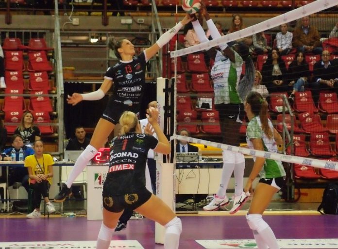 Michela Catena e Josephine Obossa (contea a rete) La Bartoccini batte la capolista, ma non conquista la vetta