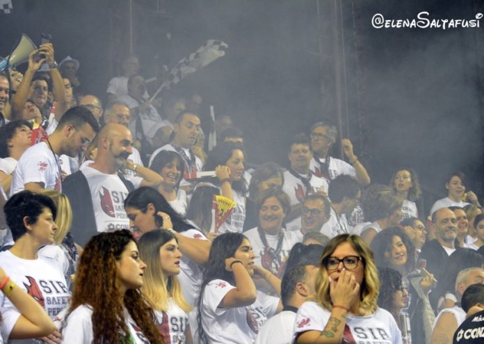 tifosi_Sirmaniaci Occhio al biglietto: parte domani la prevendita per Sir-Modena. Si inizia alle ore 10 con la vendita online, dalle 15 si potrà acquistare il ticket anche a Santa Maria degli Angeli