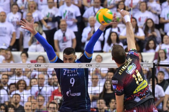 Ngapeth_Atanasijevic_sir_kazan Una Sir cuore e grinta non basta per sconfiggere Kazan. I russi la spuntano solo al tie-break dopo una gara emozionante. Nel ritorno servirà una difficile ma non impossibile vittoria