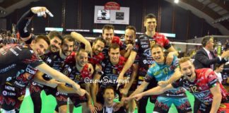 Sir più forte delle assenze: Modena si inginocchia in gara 1. Anche senza lo squalificato Atanasijevic la truppa di Bernardi parte bene nella serie di semifinale. Emiliani k.o. per 3-1