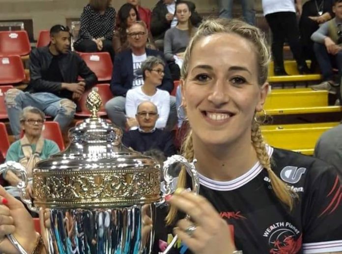 Casillo Bartoccini La Bartoccini sceglie Casillo anche per l'A1. Il club del presidente Bartoccini conferma l'esperta centrale campana in vista della prossima stagione