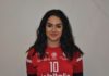 Gradito ritorno per San Giustino: c'è Marta Nardi. L'opposto di Città di Castello: "Far parte di questo roster è una grande gratificazione" Aveva indossato i colori biancazzurri del San Giustino Volley tre anni fa (2016/’17), contribuendo alla salvezza della squadra nel campionato di Serie D, ottenuta ai play-out al termine di una stagione tutt’altro che facile. Adesso, l’opposto Marta Nardi torna come pedina dell’organico di Serie B1. Venti anni compiuti ancora da poco (è infatti nata a Città di Castello l’8 aprile 1999) e 178 centimetri di altezza, anche Marta è “figlia d’arte”: suo padre, Claudio, è stato per anni una delle “bandiere” di quella pallavolo tifernate che ha conosciuto per la prima volta la Serie A e dall’estate del 2015 è secondo allenatore della formazione maggiore del San Giustino. Ancora giovanissima, a 9 anni, Marta Nardi ha iniziato a praticare l’attività rimanendo per un paio di stagioni con la Star Volley per poi passare alla Pallavolo Città di Castello: trafila fra le giovanili ed esordio a 14 anni in Serie C, campionato nel quale ha giocato anche le ultime due annate dopo la già ricordata parentesi di San Giustino, nella quale ha avuto il padre per allenatore. Dotata di un ottimo colpo, può garantire il suo apporto da posto 2: “Questa nuova chiamata da parte del San Giustino è sicuramente emozionante – ha commentato la Nardi – e il solo far parte del roster è motivo di indubbia gratificazione. Spero di ritagliarmi un mio spazio e farò tutto il possibile: la diagonale costruita con Giorgia Vingaretti e Caterina Errichiello è di livello molto elevato e ciò significa che avrò la possibilità di crescere. Grinta e carattere sono requisiti che non mi mancano: dico solo che non vedo davvero l’ora di cominciare”. Coach Francesco Brighigna in panchina e di nuovo Aurora Fiorini, Giada Cesari e Francesca Mancini come compagne di squadre: è arrivata insomma la “colonia forte” del Città di Castello di Serie C. “Sì, Brighigna conosce oramai a memoria anche me e la conferma di questo blocco di giocatrici è stata a mio avviso una mossa opportuna”. Cosa ne pensi del fatto che ritroverai tuo padre nelle vesti di allenatore, seppure come secondo? “Non so dirti chi sia più “spaventato” – risponde sorridendo – perché fra di noi vi sono spesso scambi di opinione, anche piuttosto vivaci, sul piano tecnico, però perseguiamo entrambi lo stesso obiettivo e quindi alla fine un punto d’incontro lo troviamo sempre”.