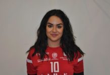 Gradito ritorno per San Giustino: c'è Marta Nardi. L'opposto di Città di Castello: "Far parte di questo roster è una grande gratificazione" Aveva indossato i colori biancazzurri del San Giustino Volley tre anni fa (2016/’17), contribuendo alla salvezza della squadra nel campionato di Serie D, ottenuta ai play-out al termine di una stagione tutt’altro che facile. Adesso, l’opposto Marta Nardi torna come pedina dell’organico di Serie B1. Venti anni compiuti ancora da poco (è infatti nata a Città di Castello l’8 aprile 1999) e 178 centimetri di altezza, anche Marta è “figlia d’arte”: suo padre, Claudio, è stato per anni una delle “bandiere” di quella pallavolo tifernate che ha conosciuto per la prima volta la Serie A e dall’estate del 2015 è secondo allenatore della formazione maggiore del San Giustino. Ancora giovanissima, a 9 anni, Marta Nardi ha iniziato a praticare l’attività rimanendo per un paio di stagioni con la Star Volley per poi passare alla Pallavolo Città di Castello: trafila fra le giovanili ed esordio a 14 anni in Serie C, campionato nel quale ha giocato anche le ultime due annate dopo la già ricordata parentesi di San Giustino, nella quale ha avuto il padre per allenatore. Dotata di un ottimo colpo, può garantire il suo apporto da posto 2: “Questa nuova chiamata da parte del San Giustino è sicuramente emozionante – ha commentato la Nardi – e il solo far parte del roster è motivo di indubbia gratificazione. Spero di ritagliarmi un mio spazio e farò tutto il possibile: la diagonale costruita con Giorgia Vingaretti e Caterina Errichiello è di livello molto elevato e ciò significa che avrò la possibilità di crescere. Grinta e carattere sono requisiti che non mi mancano: dico solo che non vedo davvero l’ora di cominciare”. Coach Francesco Brighigna in panchina e di nuovo Aurora Fiorini, Giada Cesari e Francesca Mancini come compagne di squadre: è arrivata insomma la “colonia forte” del Città di Castello di Serie C. “Sì, Brighigna conosce oramai a memoria anche me e la conferma di questo blocco di giocatrici è stata a mio avviso una mossa opportuna”. Cosa ne pensi del fatto che ritroverai tuo padre nelle vesti di allenatore, seppure come secondo? “Non so dirti chi sia più “spaventato” – risponde sorridendo – perché fra di noi vi sono spesso scambi di opinione, anche piuttosto vivaci, sul piano tecnico, però perseguiamo entrambi lo stesso obiettivo e quindi alla fine un punto d’incontro lo troviamo sempre”.