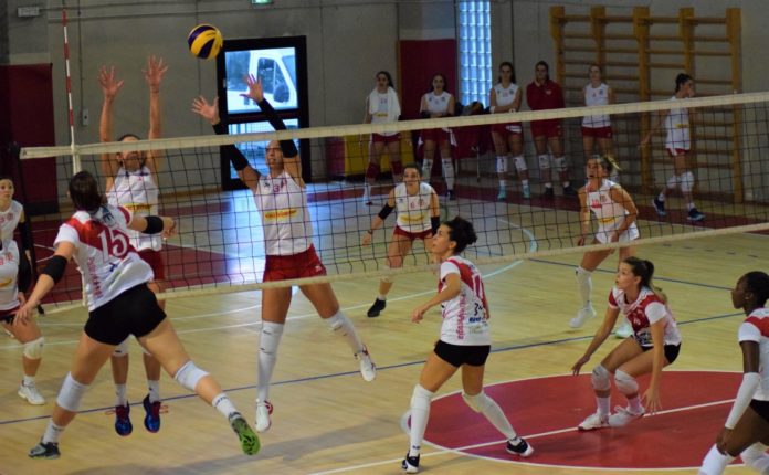 errichiello e borelli a muro su Zirotti_3m volley città di castello Serie B femminile: sorridono solo 3M e School Volley. In B1 la formazione di Gobbini si aggiudica il derby con Castello, in B2 la squadra di Farinelli schianta Ancona 3-0