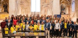 Trevi Volley: una presentazione in pompa magna. L'evento è avvenuto presso la Chiesa di San Francesco. Presenti anche i presidenti regionali Fipav e Coni