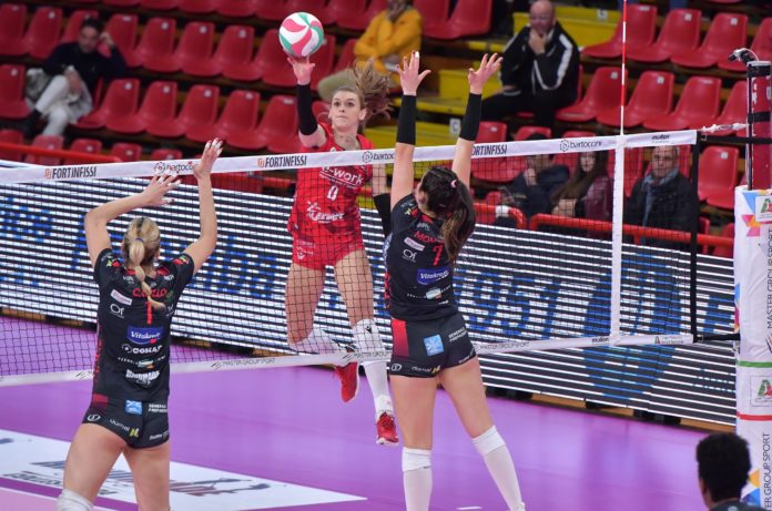 Bartoccini_ Niente da fare: la Bartoccini lotta ma va ancora k.o.. Busto Arsizio espugna il PalaBarton 3-1. Il centrale Casillo: