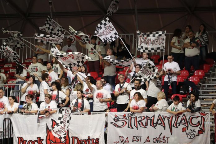 Sirmaniaci Prelazione per i vecchi abbonati e possessori del voucher, curve escluse. Le gare in streaming su Volleyball World TV Apre la campagna abbonamenti della Sir Safety Conad Perugia. Da giovedì 30 settembre, a partire dalle ore 12.00 con l’inizio della prelazione per i vecchi abbonati della stagione 2019/2020 e per i possessori dei voucher, sarà infatti possibile acquistare l’abbonamento stagionale per tutti gli incontri casalinghi dei Block Devils della stagione agonistica 2021-2022. Unica la formula prevista dalla società bianconera per non perdersi neanche un punto dei ragazzi di Nikola Grbic: - ABBONAMENTO TOTAL L’abbonamento Total dà diritto a tutte le partite casalinghe stagionali della Sir Safety Conad Perugia di SuperLega compresi i playoff, i quarti di finale di Coppa Italia e tutta la Champions League compresi i playoff. Per un massimo di ventisei gare. • Punti vendita degli abbonamenti. Gli abbonamenti stagionali saranno in vendita solo online direttamente dal sito www.vivaticket.it. • Prelazione vecchi abbonati e possessori dei voucher. Dal 30 settembre dalle ore 12:00 fino alla mezzanotte del 5 ottobre i vecchi abbonati della stagione 2019-2020 ed i possessori dei voucher godranno della prelazione per acquistare il loro abbonamento utilizzando il cod. accesso del vecchio abbonamento. Per i possessori del voucher, l’importo dello stesso potrà essere scalato direttamente al momento dell’acquisto. • Vendita libera. A partire da mercoledì 6 ottobre alle ore 12:00 sarà aperta anche la vendita libera delle tessere sempre online su www.vivaticket.it. La vendita libera verrà sospesa alla mezzanotte di venerdì 8 ottobre e riprenderà da martedì 12 ottobre alle ore 12:00 per tutto il mese di ottobre. • Prezzi degli abbonamenti Total stagione 2021-2022. Di seguito tutti i prezzi delle tessere stagionali suddivise in base al settore del PalaBarton ed all’eventuale riduzione. Il prezzo è quello finale, comprensivo di costi prevendita e commissioni: TRIBUNA VIP CENTRALE Intero: € 950,00 Ridotto (under 14): € 570,00 TRIBUNA VIP LATERALE Intero: € 750,00 Ridotto (under 14): 450,00 DISTINTI CENTRALI Intero: € 615,00 Ridotto (under 14): € 369,00 DISTINTI LATERALI Intero: € 575,00 Ridotto (under 14): € 345,00 GRADINATE II° ANELLO CENTRALE Intero: € 500,00 Ridotto (under 14): € 300,00 GRADINATE II° ANELLO LATERALE Intero: € 460,00 Ridotto (under 14): € 276,00 - La Curva Block Devils e la Curva San Marco sono escluse dalla campagna abbonamenti in quanto riservate alla tifoseria organizzata dei Sirmaniaci. - L’abbonamento prevede il posto numerato e riservato. - L’abbonato dà diritto ad un posto solo ed esclusivamente nel settore acquistato. - In caso di furto, smarrimento o deterioramento, in base alle leggi vigenti, la tessera di abbonamento non potrà essere sostituita. - Per poter accedere al palazzetto sono obbligatori il Green Pass e l’uso della mascherina che dovrà essere correttamente indossata durante tutta la permanenza all’interno del PalaBarton. La validità del Green Pass verrà controllata all’ingresso di ogni singola partita dagli addetti alla sicurezza. - Qualora per motivi legati alla pandemia ed indipendenti dalla volontà di Sir Safety Conad Perugia, alcune partite dovessero essere disputate a porte chiuse, l’abbonamento non consentirà l’accesso al PalaBarton. Qualora invece l’accesso fosse consentito ad un numero di persone inferiore alla quantità di abbonamenti emessi, sarà la stessa Sir Safety Conad Perugia a stabilire i criteri di accesso in base alle norme vigenti, in modo da consentire a tutti di assistere al maggior numero di eventi. Eventuali rimborsi saranno effettuati solo se verrà disposto un apposito Decreto Legge dal Ministero. - La società sottolinea come al momento non sia possibile dare un numero certo di abbonamenti disponibili per i tifosi non essendo ancora certa la capienza consentita al palazzetto. SUPERLEGA CREDEM BANCA: TUTTE LE GARE IN STREAMING SU VOLLEYBALL WORLD TV Tutte le gare del torneo di SuperLega Credem Banca saranno trasmesse in Italia da Volleyball World TV, la piattaforma di streaming creata da Volleyball World, partner della Lega Pallavolo Serie A e detentore dei diritti televisivi nazionali. Saranno disponibili in streaming live anche le gare trasmesse dalla RAI. Gli appassionati potranno sottoscrivere abbonamenti mensili (7.99 euro) o annuali (74.99 euro) al link https://www.volleyballworld.tv/signup La programmazione delle gare sarà disponibile nei prossimi giorni sul portale di VWTV e sul sito Legavolley.it SERIE A CREDEM BANCA: LA PRESENTAZIONE DEL CAMPIONATO IN DIRETTA SU RAI SPORT Sarà trasmessa in diretta su RAI Sport la presentazione del 77° Campionato Serie A. Il taglio del nastro, che vedrà protagonisti i Club e alcuni dei recenti protagonisti della medaglia d’oro azzurra agli Europei, sarà in onda giovedì 7 ottobre alle ore 11.15 con la conduzione di Maurizio Colantoni. SABATO AL VIA IL 16° MEMORIAL ARKADIUSZ GOLAS È a Poznan da ieri la Sir Safety Conad Perugia per il 16° Memorial Arkadiusz Gołaś. Giornata, quella odierna, dedicata alle sedute di allenamento con i Block Devils che hanno svolto lavoro in sala pesi stamattina mentre nel pomeriggio è in programma l’allenamento tecnico nel palazzetto polacco. Domani il via al quadrangolare con i bianconeri in campo alle ore 12:30 nella prima delle due semifinali contro l’Aluron CMC Warta Zawiercie, mentre a seguire alle ore 15:30 si sfideranno Group Azoty ZAKSA Kedzierzyn-Kozle e Projekt Warszawa. Senza Giannelli e Leon che si aggregheranno al gruppo la prossima settimana, Grbic potrebbe presentare al via un 6+1 con Travica e Rychlicki diagonale di posto due, Solè e Ricci centrali, Anderson e Plotnytskyi schiacciatori e posto quattro e Colaci libero.