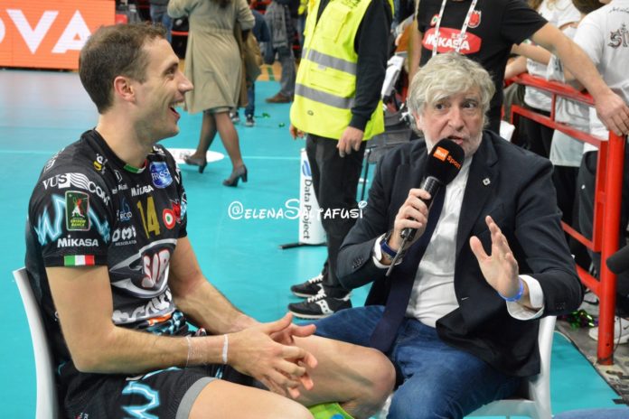 atanasijevic_sir La Sir guarda le altre dalla poltrona e attende l'avversario di Coppa. Domenica si chiude il girone di andata con i Block Devils, già sicuri del secondo posto, che osservano un turno di riposo. Ma da questa giornata uscirà fuori il nome della contendente nei quarti di Coppa Italia