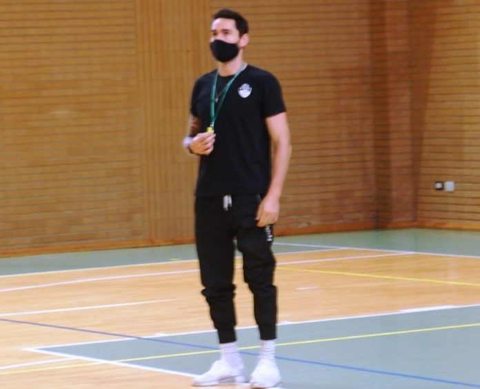 Michele Nulli Pero (allenamento) La School Volley prosegue l’attività in attesa del via libera. Il coach Nulli Pero: “Ci manca il 6 vs 6, è molto faticoso allenarsi così”