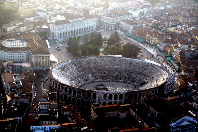 Arena-di-Verona La Sir mette nel mirino la finale dell'Arena di Verona. Due sfide andata e ritorno contro Modena per accedere all'atto conclusivo della Supercoppa