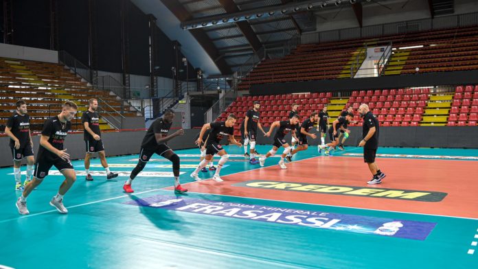 Francesco CADEDDU, dà istruzioni ai ragazzi Test di lusso: Sir e Lube a confronto. Doppia amichevole per la squadra di Heynen contro gli eterni rivali marchigiani