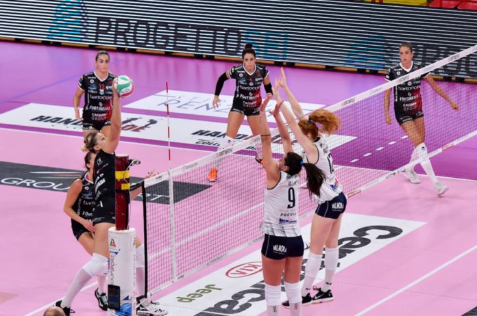 chieri bartoccini_ Passo falso per la Bartoccini all'esordio. Chieri espugna il PalaBarton con un 3-0 alla prima di campionato. Havelkova: