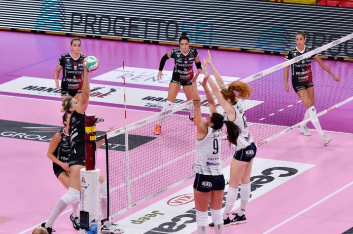 Passo falso per la Bartoccini all'esordio. Chieri espugna il PalaBarton con un 3-0 alla prima di campionato. Havelkova: 