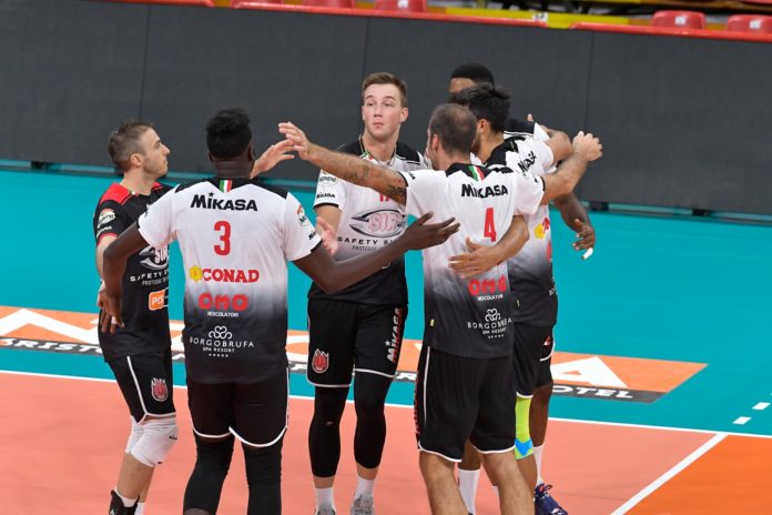 sir Sir: è il momento di fare sul serio. Vigilia di Supercoppa per i Block Devils che torneranno a giocare al PalaBarton dopo 206 giorni. Contro Modena Atanasijevic e Russo in panchina