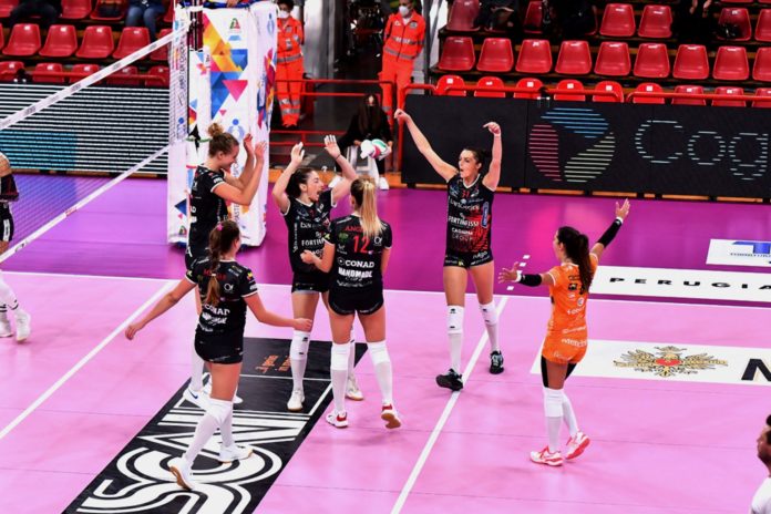 bartoccini Bartoccini: torna il pubblico ed è prima vittoria stagionale. Le perugine mettono al tappetto Cuneo in quattro set. Angeloni: