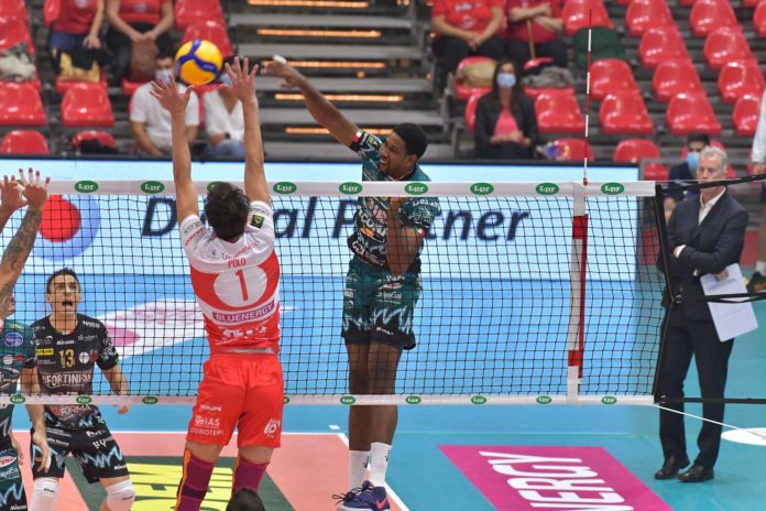 Wilfredo LEON VENERO, attacco Sir ancora in campo per contrastare la gioventù di Padova. Block Devils sul taraflex del Palabarton mercoledì 7 alle 20.30