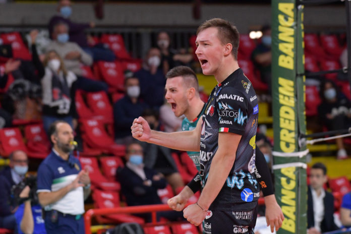 esultanza, Alessandro PICCINELLI, Oleh PLOTNYTSKYI, La Sir non fa prigionieri: 3-0 anche contro Cisterna. I Block Devils, trascinati da un grande Plotnytskyi, rispettano il pronostico