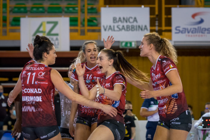 esultanza bartoccini Buona la prima per Mazzanti: la Bartoccini ritrova la vittoria. Per le perugine successo al tie-break nello scontro diretto contro Brescia