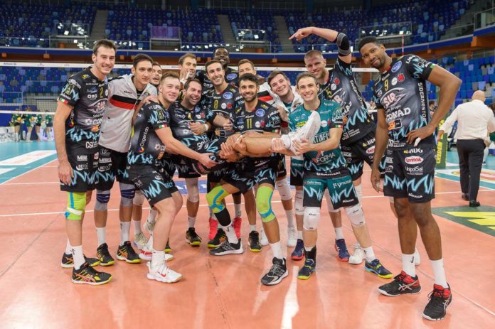 Perugia, festeggia la vittoria abbracciando, Dragan TRAVICA, ultimo ad e3ssere tornato negativo dal Corona Virus Si(r) risorride: Perugia espugna Milano. I Block Devils faticano ad ingranare, ma in rimonta riportano a casa tre preziosi punti. 25 palle a terra per Leon