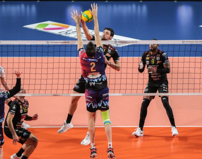 Stavolta vince la Lube: la Sir apre la Champions con un k.o.. Civitanova prevale per 3-1 dopo l'ennesimo match tirato. Appuntamento a giovedì contro Tours