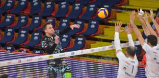 La Sir fatica ma non si scompone: anche Verona è domata (3-1). Gli scaligeri vendono cara la pelle ma si arrendono a Perugia dopo 4 set. Solè 'mvp' con 17 punti e 6 muri