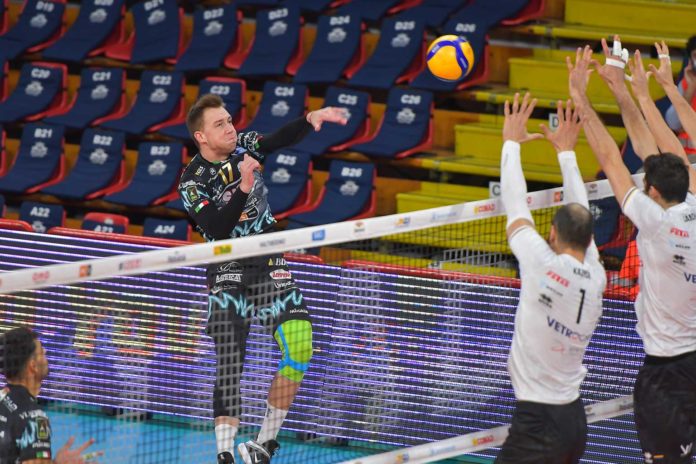 Oleh PLOTNYTSKYI, attacco La Sir fatica ma non si scompone: anche Verona è domata (3-1). Gli scaligeri vendono cara la pelle ma si arrendono a Perugia dopo 4 set. Solè 'mvp' con 17 punti e 6 muri
