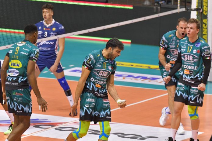 Sebastian SOLÉ, esulta con i compagni La Sir trova il riscatto a Ravenna (0-3)