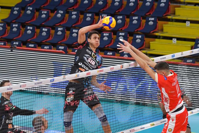 Roberto RUSSO, prima partita della stagione dopo il lungo infortunio Sir: due ballottaggi contro Trento. Atanasijevic e Russo insidiano Ter Horst e Ricci. Heynen: