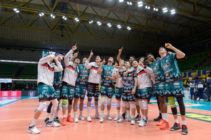 Perugia, foto di gruppo finale per celebrare la vittoria Sir: si apre la settimana di Coppa. Mercoledì il quarto di finale con Ravenna, nel weekend l'eventuale final-four. Colaci: