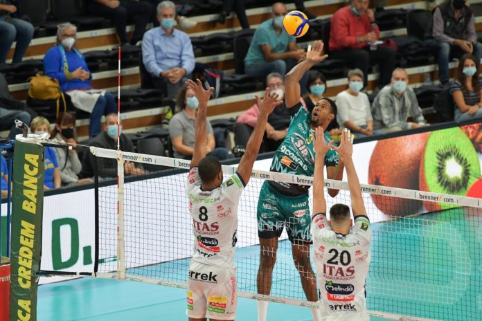 sir_leon contro muro trento Subito un big match: la Sir sfida una 'lanciata' Trento. Travica:
