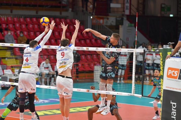 Thijs TER HORST, attacco Play-off: la Sir trova Milano. Gli ambrosiani eliminano Verona agli ottavi e lanciano la sfida a Perugia per un posto in semifinale