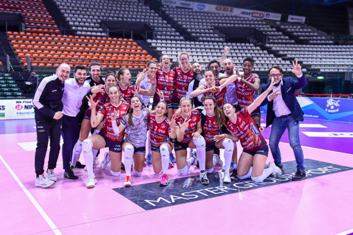 foto di squadra bartoccini Bartoccini: sei salva! Le perugine spazzano via le speranze di Brescia con un successo per 3-1 a Firenze