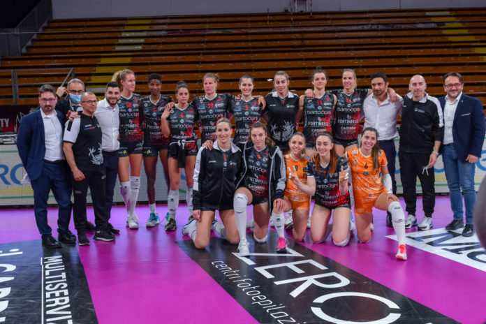 bartoccini foto di gruppo Finisce qui la stagione della Bartoccini. Le ragazze di Mazzanti cadono per 3-1 con Novara anche al PalaBarton e dicono addio ai play-off. Cecchetto: