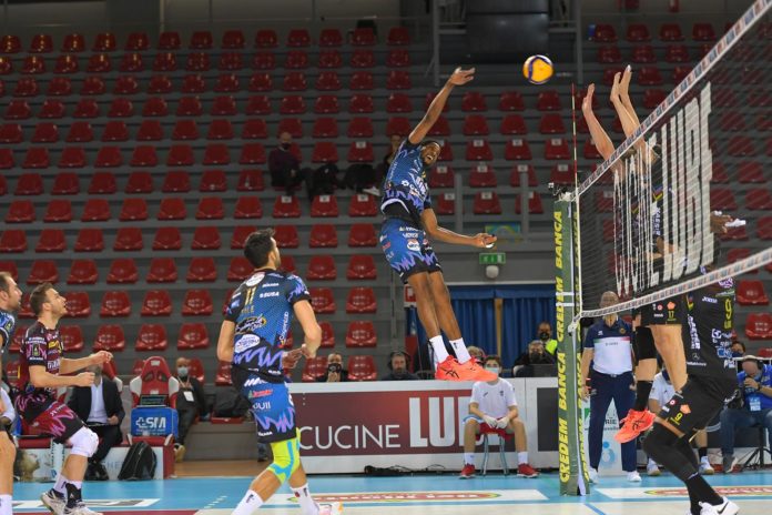 leon salto schiacciata sir lube Sir-Milano: comincia la scalata allo Scudetto. Perugia attende i meneghini per gara 1 dei quarti di play-off. Solè: