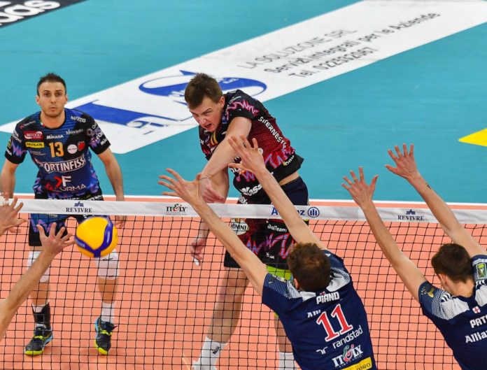 Oleh PLOTNYTSKYI, attacco La Sir espugna Milano: si decide tutto in gara 3. I Block Devils vincono 3-1 e allungano la serie. Ma prima l'andata della semifinale di Champions