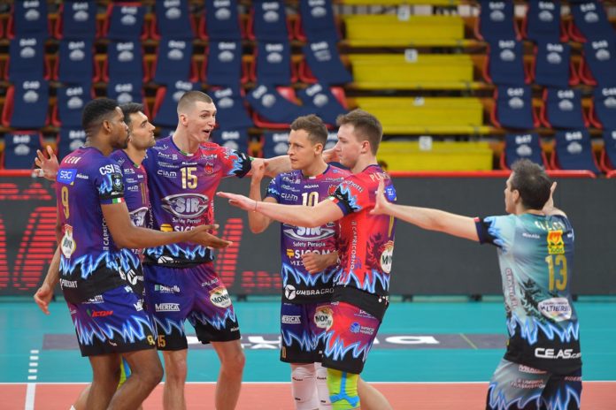 sir abbraccio Sir: sguardo al futuro con rinnovato ottimismo. La rimonta contro Modena ha dato nuove consapevolezze ai ragazzi di Heynen. Ora si attende l'avversario in semifinale e l'inizio dei play-off scudetto