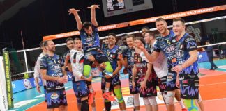 Vola in finale scudetto la Sir Safety Conad Perugia. I Block Devils sconfiggono anche in gara 3 di semifinale il Vero Volley Monza in tre set e staccano il biglietto per la serie che assegna il tricolore. Partita ben giocata dai bianconeri che conducono con autorevolezza i tre set al cospetto di una Monza che ha il pregio di non mollare mai un centimetro. Perugia però alza il livello del servizio (7 ace) e del muro (14 i vincenti) e trova risorse importanti in contrattacco con Leon (che ne mette 19, best scorer del match) e con l’Mvp della partita Sebastian Solè che chiude una gara fantastica con 16 punti a referto, l’85% in primo tempo e 4 muri vincenti. Doppia cifra in casa bianconera anche per Plotnytskyi (10 punti) che gioca a tutto campo e spacca il primo set con il suo turno dai metri. Colaci e Travica si dimostrano ancora le guide spirituali e tecniche del gruppo, Russo (in campo dal primo minuto) assicura il suo apporto a muro ed in attacco così come vincente si dimostra la staffetta in posto 2 tra Muzaj e Ter Horst. È ancora, dunque, finale scudetto per Perugia. La quinta della storia, la terza consecutiva (lo scorso anno causa Covid il campionato non si è concluso).  Appuntamento ora al PalaBarton per mercoledì 14 aprile, giorno di gara 1. CRONACA Si parte con un minuto di silenzio in memoria della signora Irene, mamma del presidente Gino Sirci scomparsa oggi. Muzaj e Russo sono le scelte di Heynen. Primo vantaggio Perugia con Plotnytskyi al servizio e con i punti di Solè, Leon e Travica (5-2). Muro a tre su Dzavoronok, poi contrattacchi di Leon e Muzaj (8-2). Due in fila di Lagumdzija (10-5). Solè mura Dzavoronok (15-9). Doppio ace di Plotnytskyi (18-10). Monza accorcia con Holt dai nove metri (20-16). Ace di Ramirez Pita (21-18). Solè mura il neo entrato Poreba ed è set point Perugia (24-19). Chiude subito il centrale argentino (25-19). Il muro di Monza fa la voce grossa in avvio di secondo set (5-8). Solè e poi Plotnytskyi, proprio a muro, pareggiano subito (8-8). Ace di Russo (9-8). Lanza capovolge con due punti in fila (10-12). Monza prova a scappare nuovamente con il muro di Beretta (11-14). Leon in contrattacco e poi Russo per la nuova parità (14-14). Ancora Leon, poi muro della coppia Russo-Travica (16-14). Entra Ter Horst e trova subito il muro vincente, poi ace di Leon (20-16). Muro vincente anche per Plotnytskyi (23-18). Solè porta i suoi al set point (24-20). Ancora Solè ed è raddoppio bianconero (25-21). Suon di break da una parte e dall’altra nel terzo set. Quello di Solè (attacco e muro) vale il +3 Perugia (9-6). Out la pipe di Leon (9-8). Ace di Ter Horst (11-8). Perugia alza il muro (13-9). Attacco e muro di Lanza (13-11). Ancora Lanza (15-14). Un lungo scambio chiuso dal muro ospite vuol dire parità (15-15). Perugia riparte con l’ace di Leon ed il contrattacco di Ter Horst (18-15). Mette anche l’ace l’olandese (21-17). Super scambio chiuso da Solè (22-17). Leon porta Perugia al match point (24-20). Russo manda i BloCK Devils alla finale scudetto (25-21). INTERVISTE Sebastian Solè, centrale della Sir Safety Conad Perugia: “Ci mettiamo in tasca una finale scudetto che non è mai una cosa scontata ed è sempre difficile da raggiungere. In questi playoff abbiamo fatto fatica nei quarti con Milano e anche in questa semifinale con Monza, ma alla fine credo che ci siamo meritati la finale per come abbiamo giocato e per le cose buone che abbiamo fatto. Faccio i complimenti ai ragazzi ed alla società”. SIR SAFETY CONAD PERUGIA - VERO VOLLEY MONZA 3-0 Set: 25-19, 25-21, 25-21 SIR SAFETY CONAD PERUGIA: Travica 4, Muzaj 3, Russo 6, Solè 16, Leon 19, Plotnytskyi 10, Colaci (libero), Ricci, Zimmermann, Ter Horst 7. N.e.: Piccinelli (libero), Vernon-Evans, Atanasijevic, Sossenheimer. All.: Heynen VERO VOLLEY MONZA: Orduna 1, Lagumdzija 14, Holt 7, Beretta 3, Dzavoronok 3, Lanza 14, Federici (libero), Ramirez Pita 2, Calligaro, Davyskiba 1, Poreba, Galassi 3. N.e.: Falgari, Brunetti (libero). All. Eccheli, vice all. Ambrosio. Arbitri: Daniele Rapisarda - Dominga Lot Perugia: 10 b.s., 7 ace, 47% ric. pos., 25% ric. prf., 48% att., 14 muri Monza: 8 b.s., 2 ace, 34% ric. pos., 14% ric. prf., 41% att., 10 muri