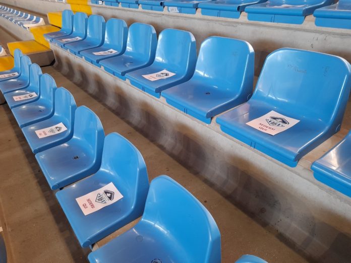 cartoncini su tribuna