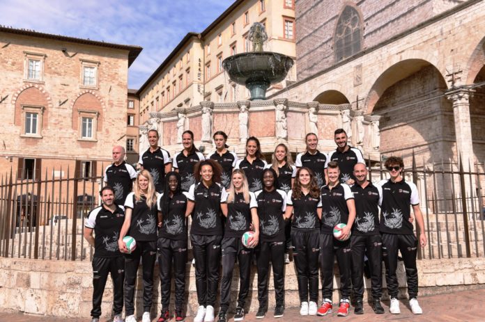foto di gruppo bartoccini_ Mattina alla Sala dei Notari insieme alle autorità cittadine e regionali per le ragazze di coach Cristofani