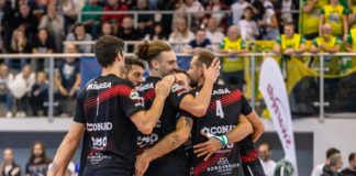 Da 0-2 a 3-2: Perugia batte Aluron nella semifinale del Memorial Gołaś Remuntada avvincente e vincente della Sir Safety Conad Perugia che, dopo un avvio sotto di due set, trova la reazione giusta e sconfigge al tie-break la formazione polacca dell’Aluron CMC Warta Zawiercie nella prima semifinale del 16° Memorial Arkadiusz Gołaś in corso di svolgimento a Poznan. Domani i Block Devils affronteranno nella finale della manifestazione la vincente della seconda semifinale tutta polacca tra il Group Azoty ZAKSA Kedzierzyn-Kozle ed il Projekt Warszawa. Parte dunque con il piede giusto la spedizione bianconera in terra polacca e primo sorriso in un test ufficiale per Nikola Grbic ed i suoi ragazzi. Avvio complicato per i bianconeri che mancano soprattutto in quei fondamentali di squadra giocoforza poco allenati dall’esiguo numero in palestra e le poche sedute tecniche tutti insieme. Con l’avanzare del match però Travica e compagni prendono ritmo e fiducia, cominciano a tessere buone trame di gioco e sfruttano la vena al servizio (9 ace alla fine) ed in attacco (47% complessivo, ma abbondantemente sopra il 50% dal terzo set in poi) dei propri frombolieri di palla alta. 18 punti a testa per Anderson (col 57% di efficacia) e Rychlicki, migliori realizzatori nella metà campo bianconera, ma eccellente è la prova di Solè (eletto Mvp del match) che mette a terra 16 palloni con anche 1 ace e 5 muri vincenti (degli 11 complessivi di squadra). In crescendo anche Plotnytskyi (13 punti con 3 ace ed il turno dai nove metri che nel terzo set capovolge la sfida), buona regia di Travica e solida prova di squadra in ricezione come confermano i numeri finali (62% di positiva). CRONACA Grbic parte con Travica e Rychlicki in diagonale, Solè in coppia con Mengozzi al centro, Anderson e Plotnytskyi in posto quattro e Colaci libero. L’Alurec si dimostra più avanti in quanto a gioco di squadra e scappa subito (10-16). I bianconeri organizzano meglio la fase di primo attacco, ma non riescono a far male col servizio (6 errori a fronte di 0 ace nel set) ed il primo parziale termina 19-25. Stesso canovaccio nel secondo set con Grbic che conferma i sette della prima frazione. Il gioco d’attacco bianconero fatica ad andare a segno (29% alla fine nel parziale) con l’Aluron, trascinato dagli attacchi di Konarski e Orczyk, che prende margine (12-16). La reazione perugina arriva con i turni al servizio di Anderson e Rychlicki ed i ragazzi di Grbic si portano fino al -1 (20-21). Lo sprint decisivo è pero ancora dell’Aluron che alza il muro (4 nel set) e chiude 20-25.    Reazione dei Block Devils nel terzo set sempre in campo con la stessa formazione. Dopo un avvio ancora con l’Aluron avanti (6-8), un super Plotnytskyi piazza il turno al servizio che capovolge il parziale (16-11 con 3 ace, 7 i punti totali dell’ucraino nel set). Anderson di banda e Solè al centro mantengono le distanze (4 punti a testa nel set per l’americano e l’argentino) e Perugia accorcia le distanze (25-21).   Rinfrancati dal parziale precedente, i Block Devils, con Piccinelli per Colaci, partono forte nel quarto set. Sale di giri l’attacco dei ragazzi di Grbic con Anderson e Rychlicki (7 punti a testa nel set, entrambi con percentuali sopra il 70%) a fare la parte del leone e con Travica supportato da un’ottima ricezione. A metà set Perugia crea la spaccatura (16-12) e non si volta più fino al 25esimo punto portando il match al tie break (25-16). Parte forte l’Aluron nel quinto e scappa subito 1-4. Perugia si tira su le maniche, ricuce il gap a quota 7 e piazza un break di due punti sul 10-8. Break che alla fine risulta decisivo con le due formazioni che sono infallibili in fase di primo attacco fino al 15-13 che consegna ai Block Devils la finale. INTERVISTE Sebastian Solè, centrale della Sir Safety Conad Perugia: “È stata una partita intensa e lunga, un po’ come mi aspettavo. Avevamo pochi allenamenti insieme, ci mancava ritmo ed all’inizio infatti abbiamo fatto fatica. Poi strada facendo siamo entrati in partita mettendo in mostra anche delle belle giocate. Il nostro obiettivo era vincere perché farlo aiuta sempre e sono contento per la squadra. Siamo in un periodo di grande carico quindi c’è un po’ di stanchezza, ma abbiamo dato tutto quello che avevamo. Ci manca ancora tanto lavoro da fare ovviamente, ma abbiamo tempo e sono contento perché tutti hanno fatto il massimo. L’ambiente al palazzetto? C’era tanto pubblico, per me personalmente era la prima volta dopo tanto tempo ed è stato molto bello perché c’è più spettacolo ed anche chi gioca ha più carica. Spero che anche al PalaBarton ci possa essere un buon pubblico a poter entrare perché la gente ha voglia di tornare al palazzetto a tifare”. SIR SAFETY CONAD PERUGIA - ALURON CMC WARTA ZAWIERCIE 3-2 Set: 19-25, 20-25, 25-21, 25-16, 15-13 SIR SAFETY CONAD PERUGIA: Travica 3, Rychlicki 18, Mengozzi 6, Solè 16, Anderson 18, Plotnytskyi 13, Colaci (libero), Ter Horst, Piccinelli. N.e.: Ricci, Dardzans, Russo. All.: Grbic ALURON CMC WARTA ZAWIERCIE: Cavanna 3, Konarski 19, Zniszczol 8, Szalacha 8, Conte 12, Orczyk 14, Zuker (libero), Malinowski 4, Tavares, Depowski 1, Niemiec. N.e.: Makos (libero), Rajsner, Baranek. All.: Kolakovic Perugia: 19 b.s., 9 ace, 62% ric. pos., 43% ric. prf., 47% att., 11 muri Zawiercie: 20 b.s., 7 ace, 48% ric. pos., 25% ric. prf., 44% att., 10 muri